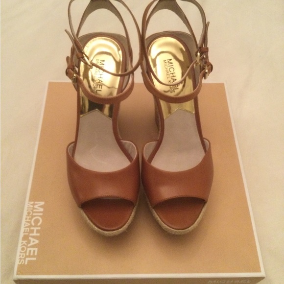 NIB Michael Michael Kors Axton leather two strap luggage wedge. Size 9. - Picture 1 of 12